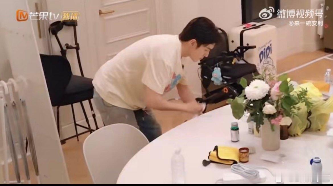 李佳琦擦桌子刻进dna里了巴黎合伙人名场面李佳琦在巴黎合伙人宿舍太给力！忙完一天