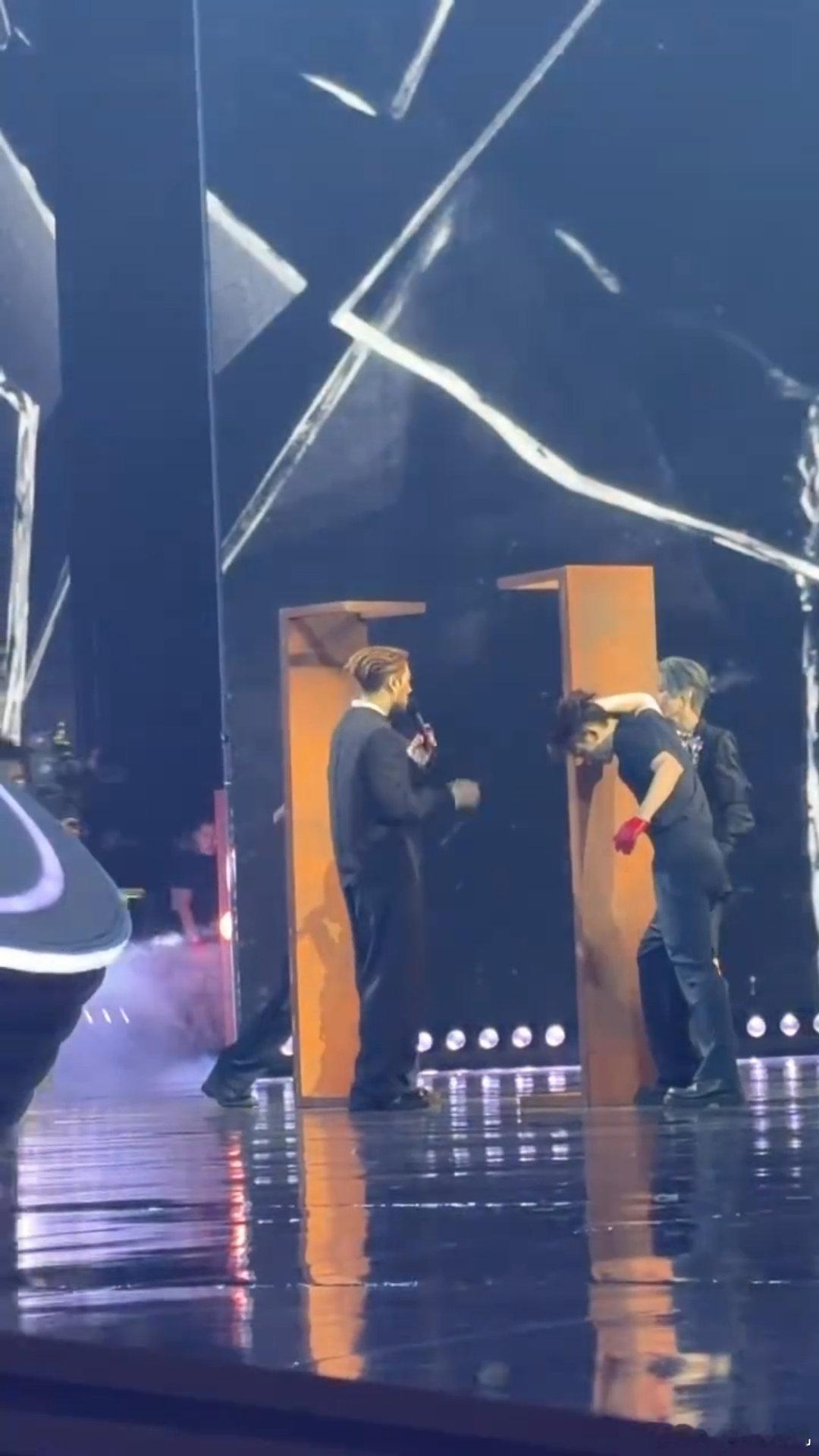 王嘉尔刘雨昕MMAM合作舞台 王嘉尔和刘雨昕的合作舞台太有质感了，演唱实力和舞台