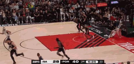 卡马拉三分！！打进！！ 