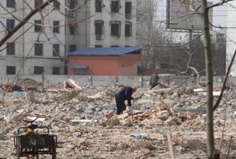 山东，一大爷趁下雨工地停工期间，私自进入工地偷钢筋，不料遇到墙面突然坍塌被砸成植