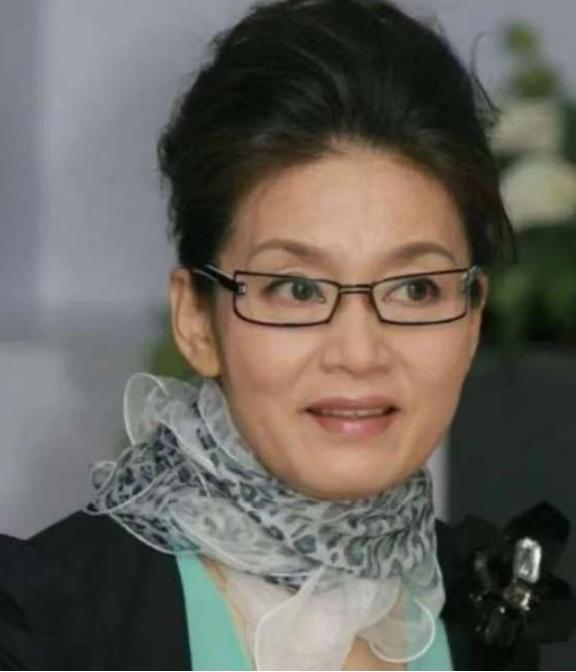 1979年，刚结婚1年的潘虹，出轨了导演杨延晋。可杨延晋的妻子洪融不是省油的灯，