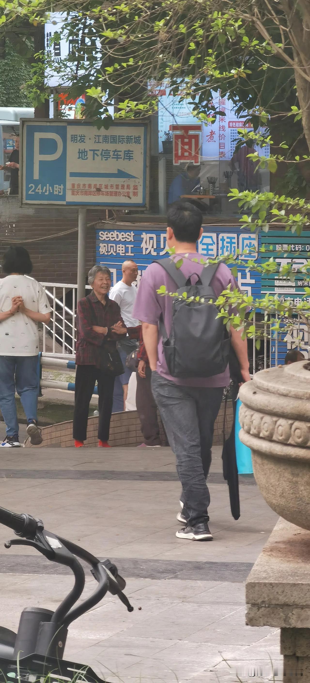 重庆长江禁渔期不禁钓鱼佬。你看，太清早喜大普奔。按耐了许久的钓鱼佬开始集体出动。