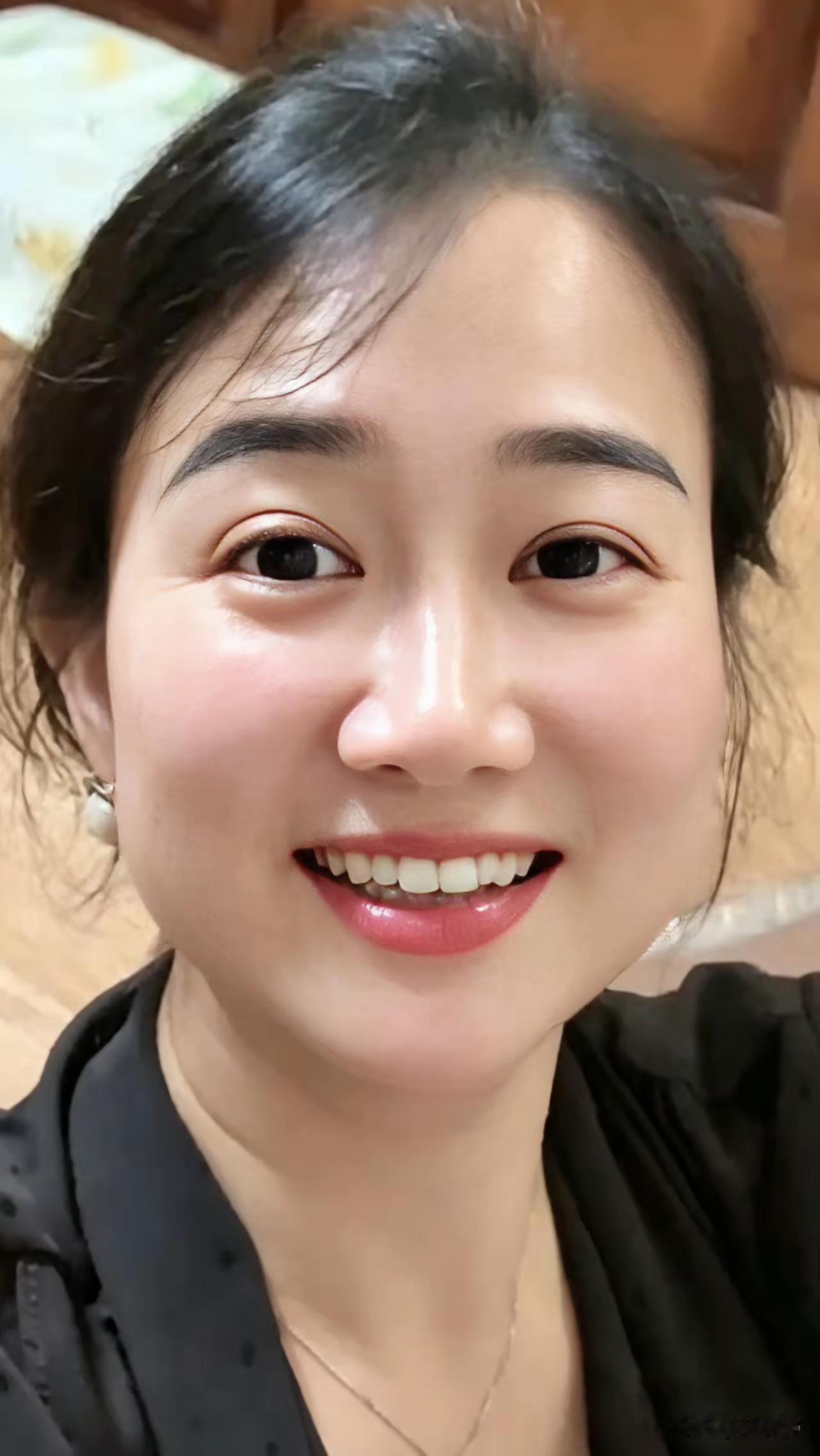 下面图片中的女人看上去年龄好像才三十五六岁，有些人不相信，说这肯定是美颜的效果。