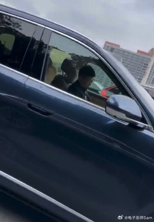 余承东 开车睡觉 是不是余总还不一定呢！[哈哈]对了，根据现行交通法规，开车玩手