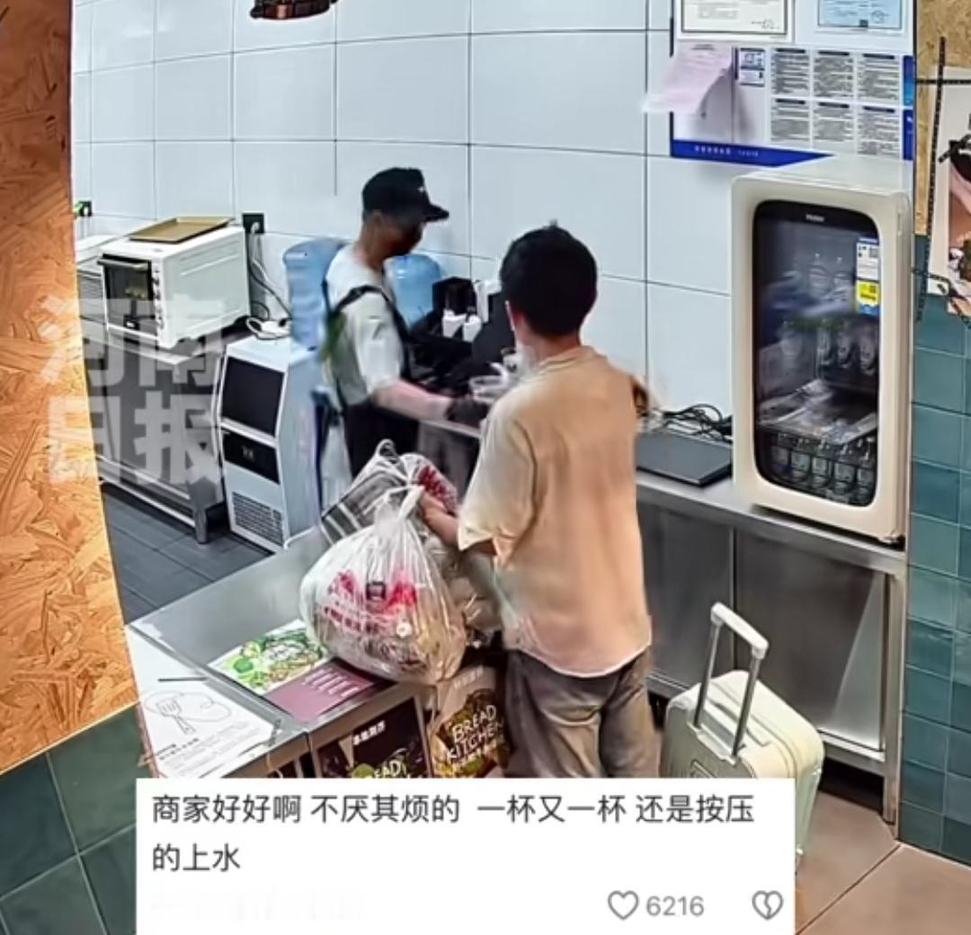 只喝水不消费，店员的做法也太暖了。
在一间普通的面包店里，发生了一件温暖的小事。