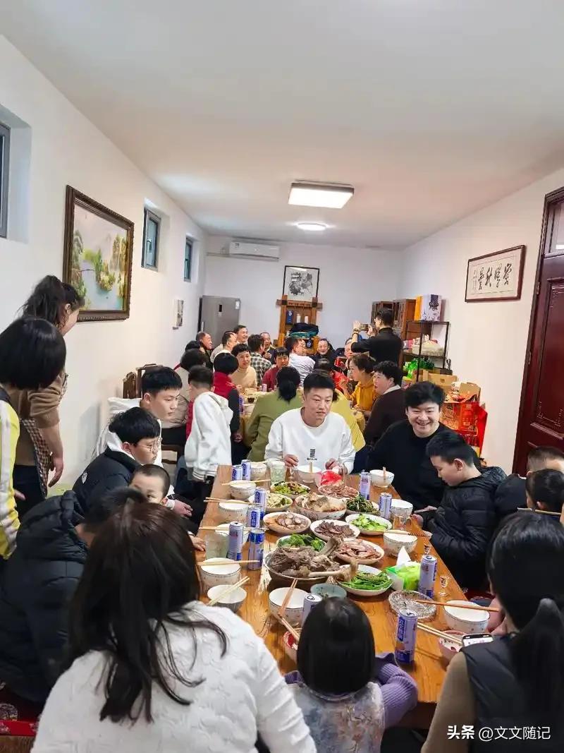 千万不要让别人到家里去吃饭
退休金6500，老周说够花了。
可上个月那顿饭，把他