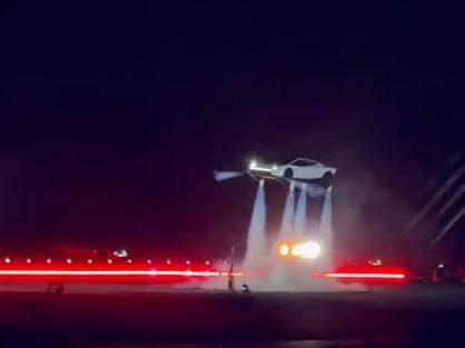 特斯拉最强超跑揭秘：真的能腾空，还能空中翻滚