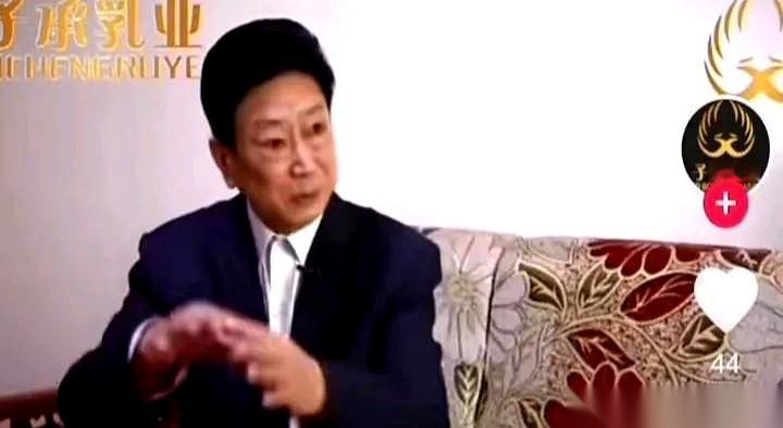 一个人破产、坐牢、背着一屁股天价巨债走出来，你猜怎么着？
不是众叛亲离，而是一堆