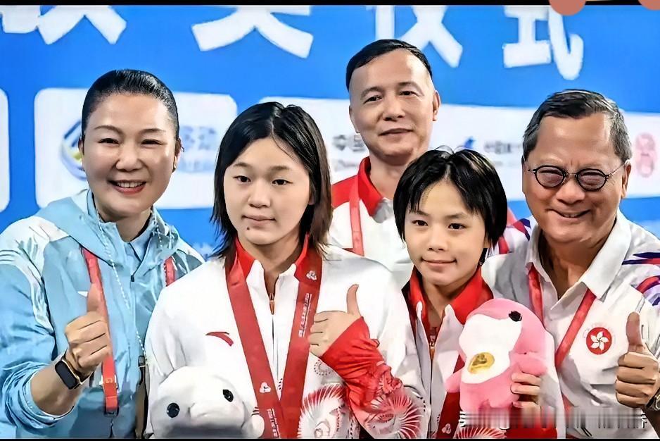 全红婵回到广东队后的表现令人欣喜，昨晚的女子团体跳水比赛中，她在后台教练们围着她