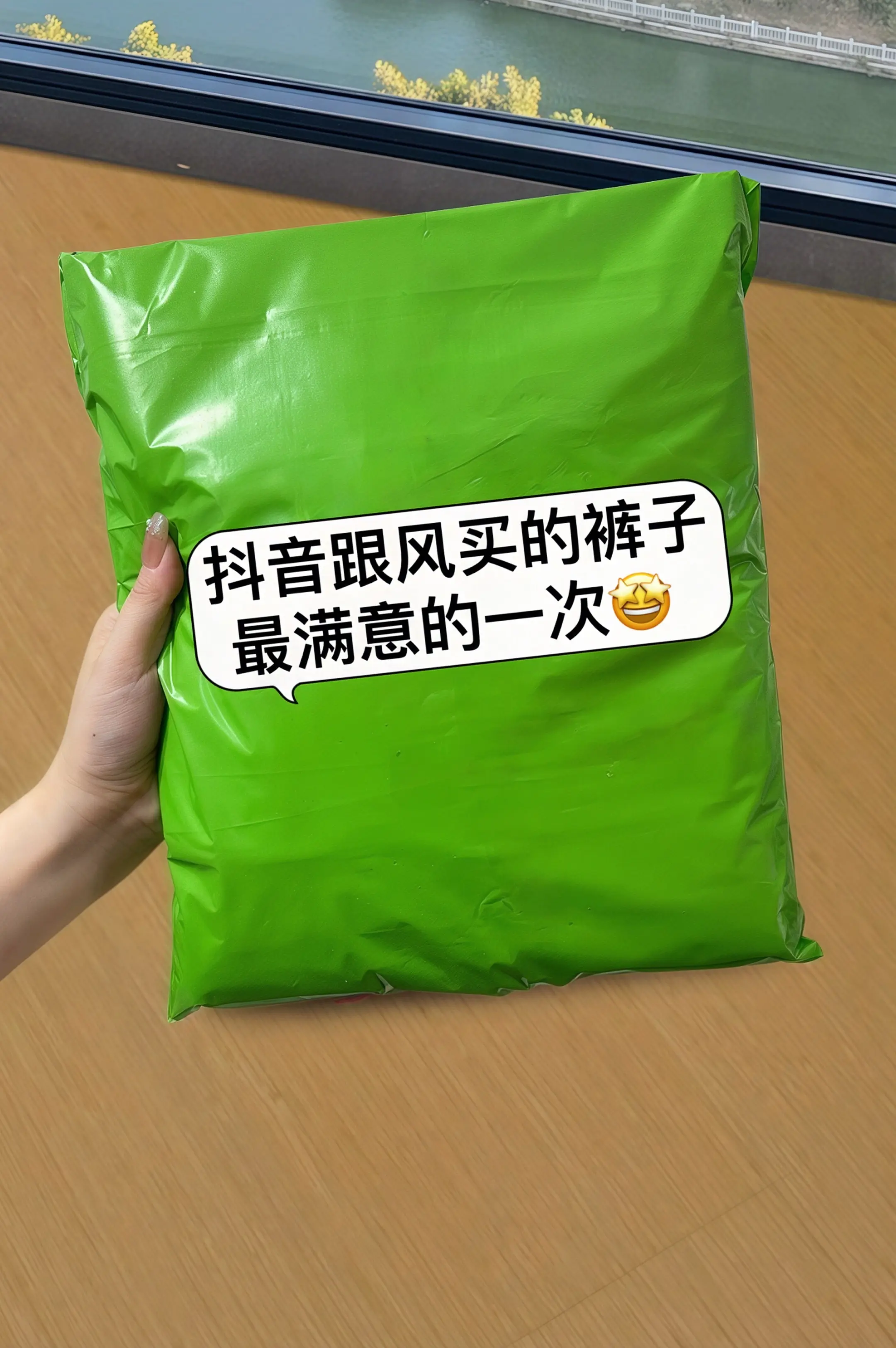 穿上就不想脱的休闲短裤！这款夏季新款高腰显瘦A字短裤，以利落剪裁塑造自...