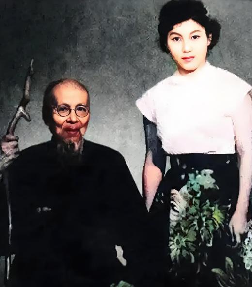 1952年的一天，齐白石已经快90岁了，他不知哪里来的力气，一把将25岁的新凤霞