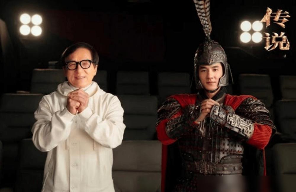 随着成龙新片《传说》上映，突然发现他和李连杰都是一步一个脚印拼出来的！

成龙，