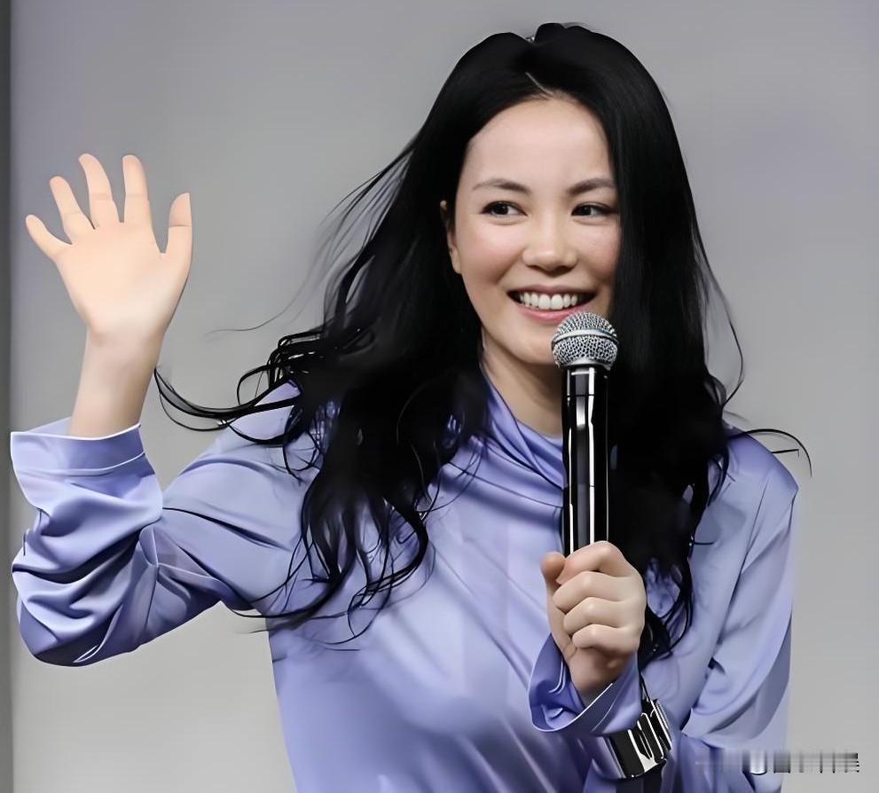 王菲，这操作真是让人没想到呀！
 
5月13号晚上，王菲又冲上了热搜，这次不是因
