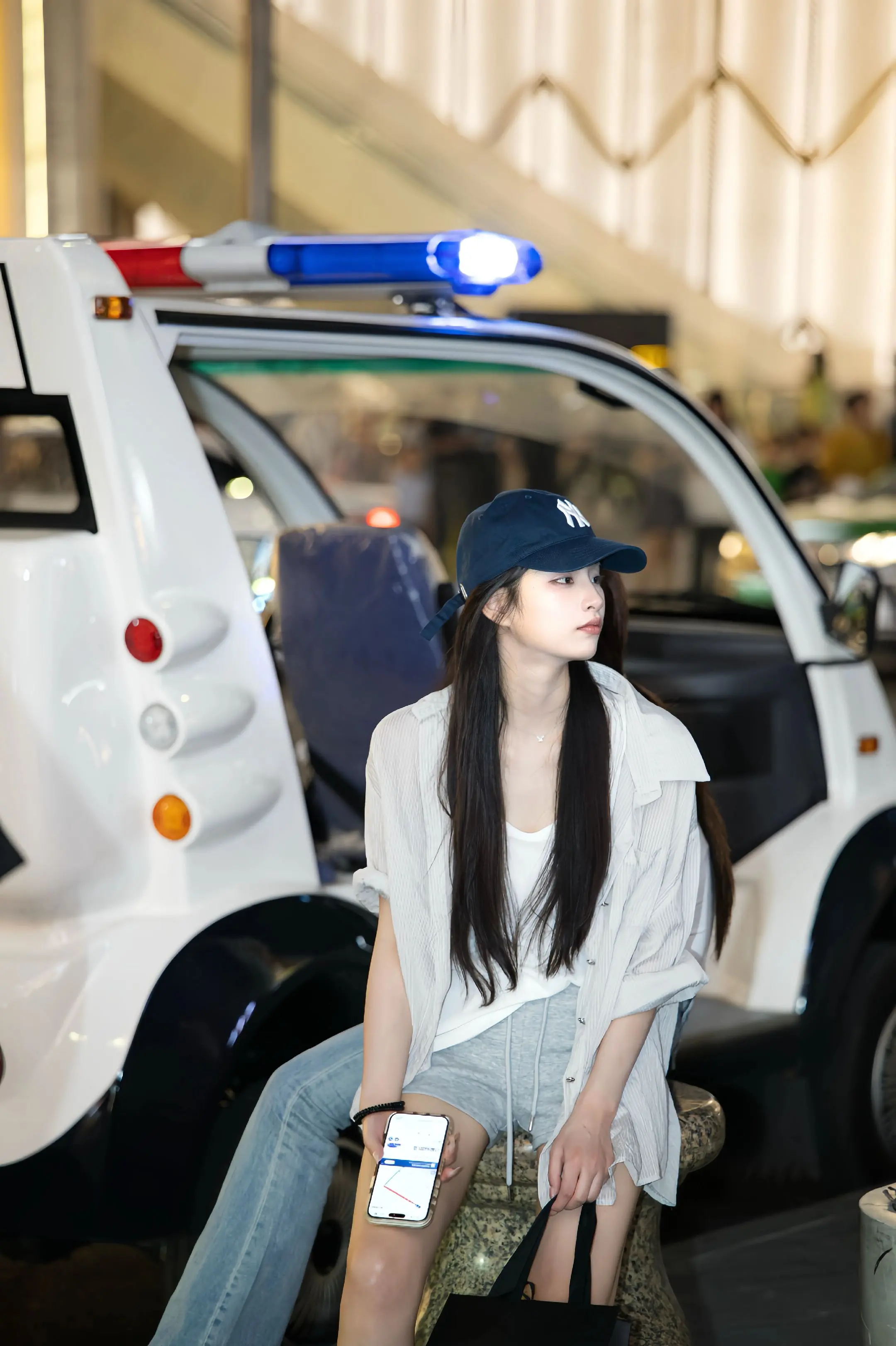晚风与街头，自在松弛感拉满。夜色降临，简单穿搭也能拍出氛围感大片。不用...