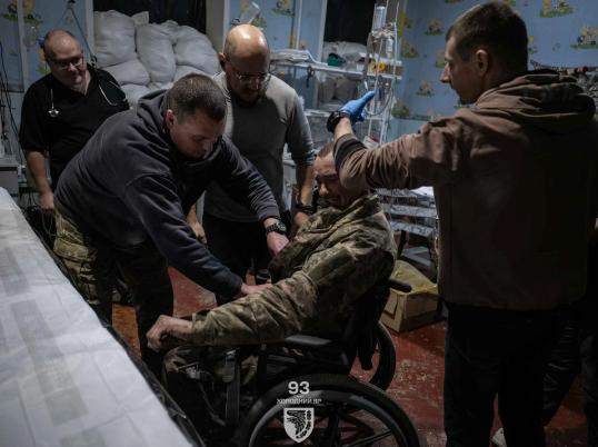 组图：乌军用机器人地面系统撤运一名三天前在前线头部受伤的伤员

一个机器人系统挽