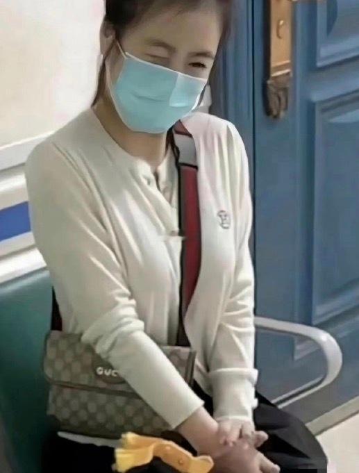 她是怎么套进去的 让人费解 
