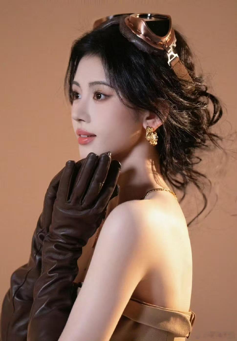 鞠婧祎代言BOLON眼镜，等官宣，真是太棒啦 