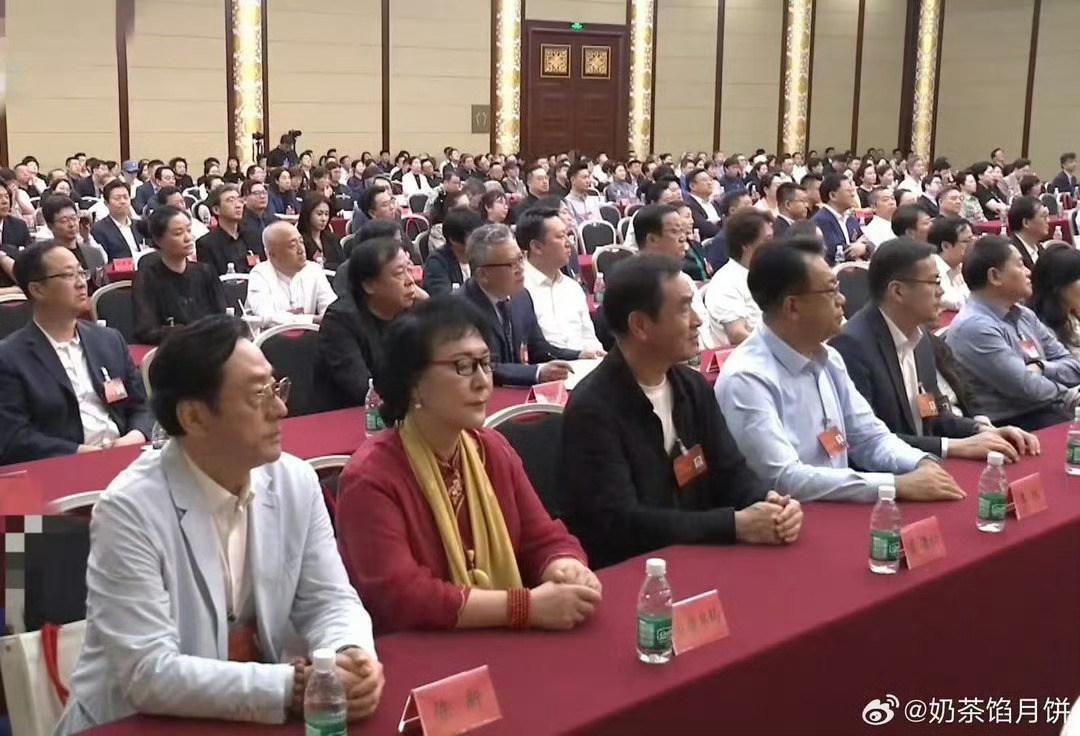 今天妈咪是露了个整脸，再次感叹脸真小啊，连上两天新闻联播，也是出息了 