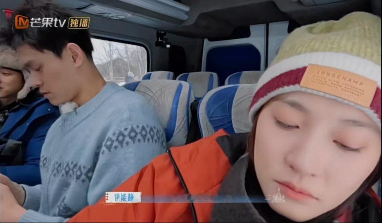 孙杨张豆豆一边吵架一边和好孙杨张豆豆在大巴上一边吵架一边和好，孙杨一边和豆豆说话