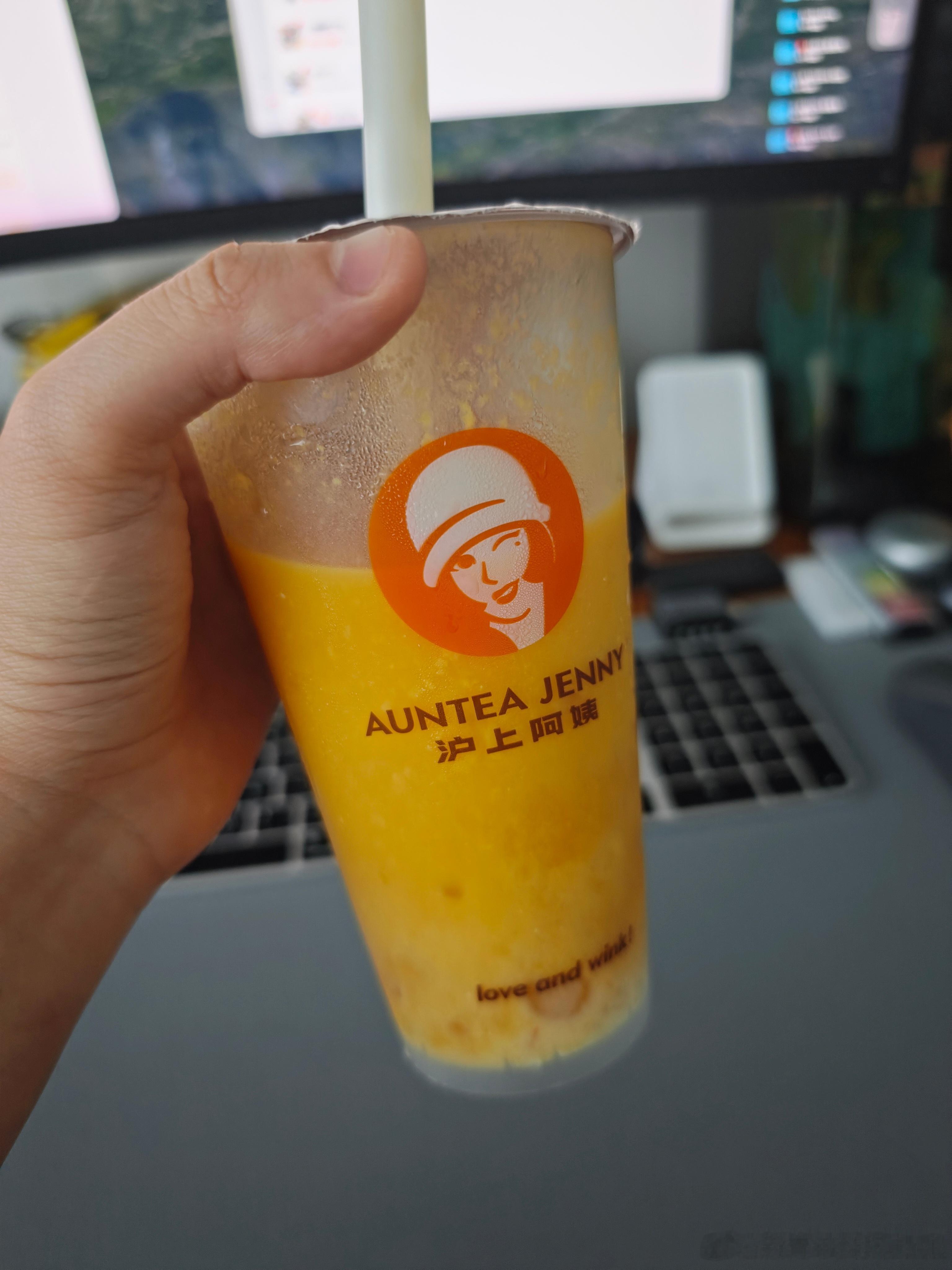 免费奶茶懒得喝免费的，直接花4块钱点了一杯[二哈]主要是3块钱配送费还有包装费 
