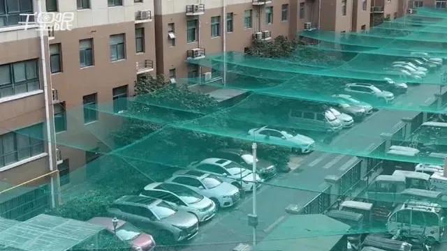 河南焦作一小区为了防止高空抛物，小区的楼与楼之间密密麻麻的拉满了钢丝网。
拍摄者