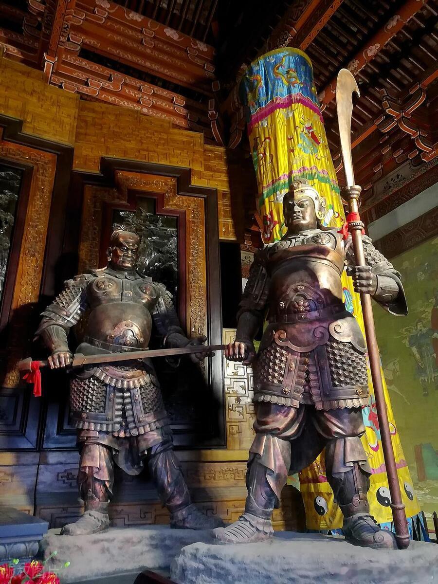 尉迟恭晚年闭门不出。儿子尉迟宝林很是不解，问道：“父亲，您战功赫赫，为何整日闭门