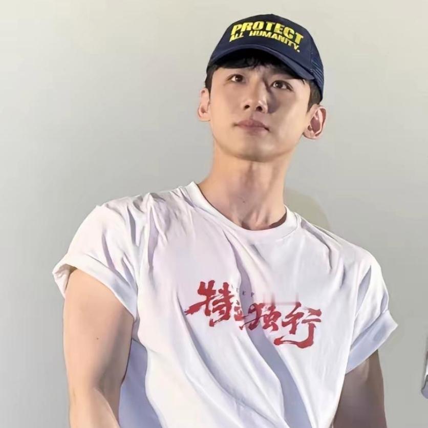 开头直击眼球
 
街头偶遇白敬亭直接看愣了！曾经清爽少年感彻底褪去，整个人气场凌