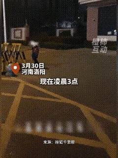 万万没想到！凌晨三点的校门口，竟蹲着一个瑟瑟发抖的小男孩，
看得人心都揪紧了。