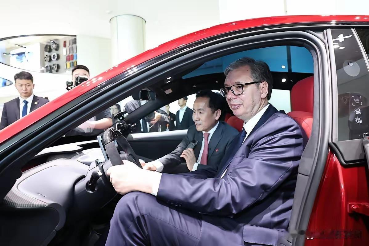 武契奇都嫌小米汽车贵！
雷军反手甩出23.35万定价，
特斯拉慌了……

武契奇