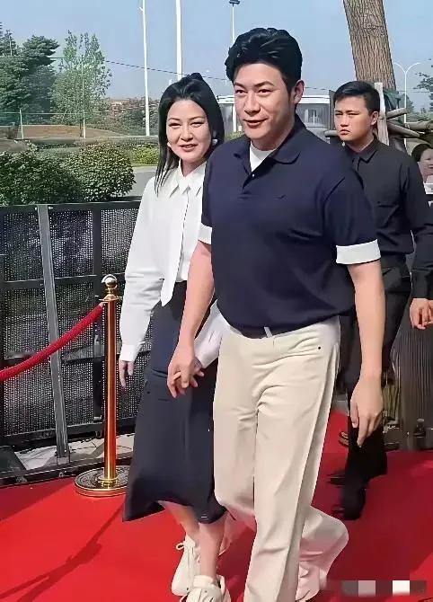 画面中的陆毅略显发福，头发浓密，面孔馒化，法令纹清晰，脸长唇薄，要不说有夫妻相呢