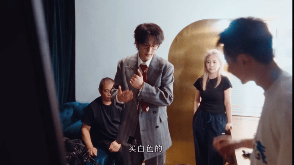 白色绷带缠手竟然是张新成自己想的 谁懂啊！被张新成白色绷带缠手的细节圈粉，问了才