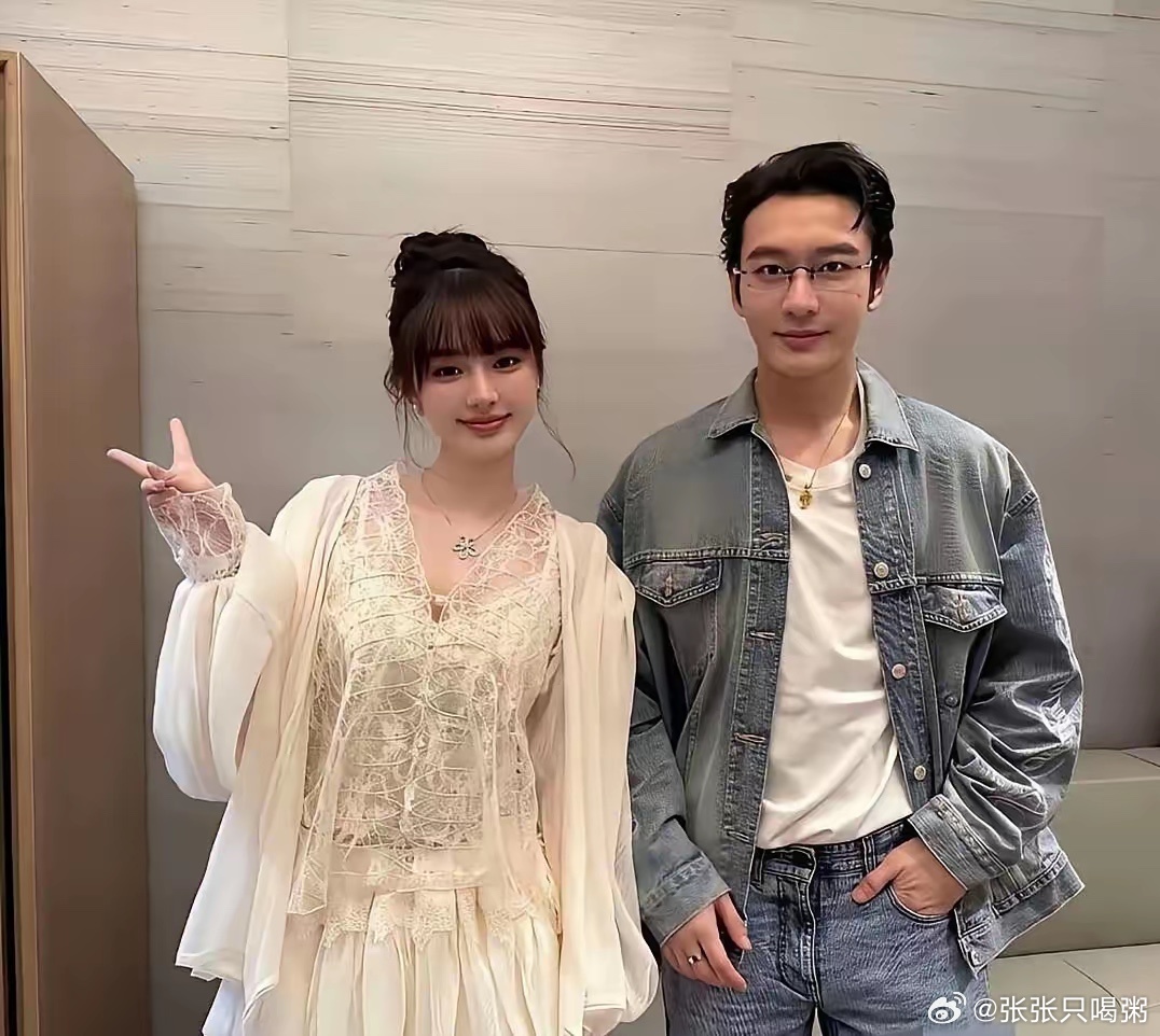 48岁黄晓明与26岁女友胡冉儿同游新加坡环球影城，引发关注。 