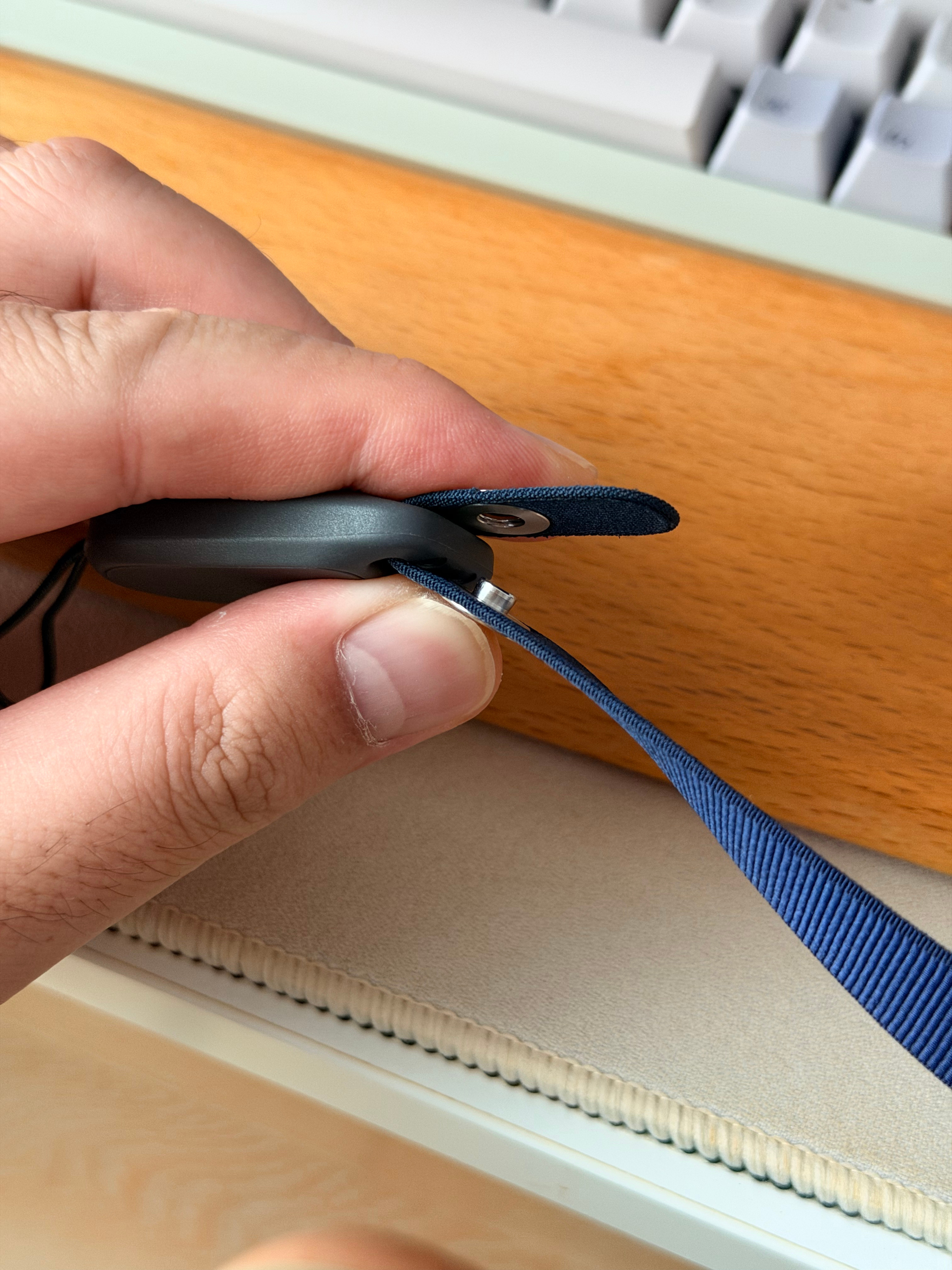 买了个快拆扣想着搭配苹果这个背带，结果，宽度是刚刚好的，但是苹果留的带子太短了，