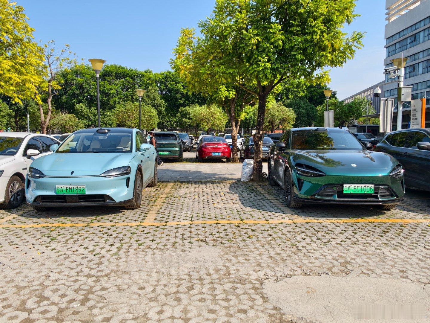 开智界R7送家人去医院看病，和小米YU7停一块了。 