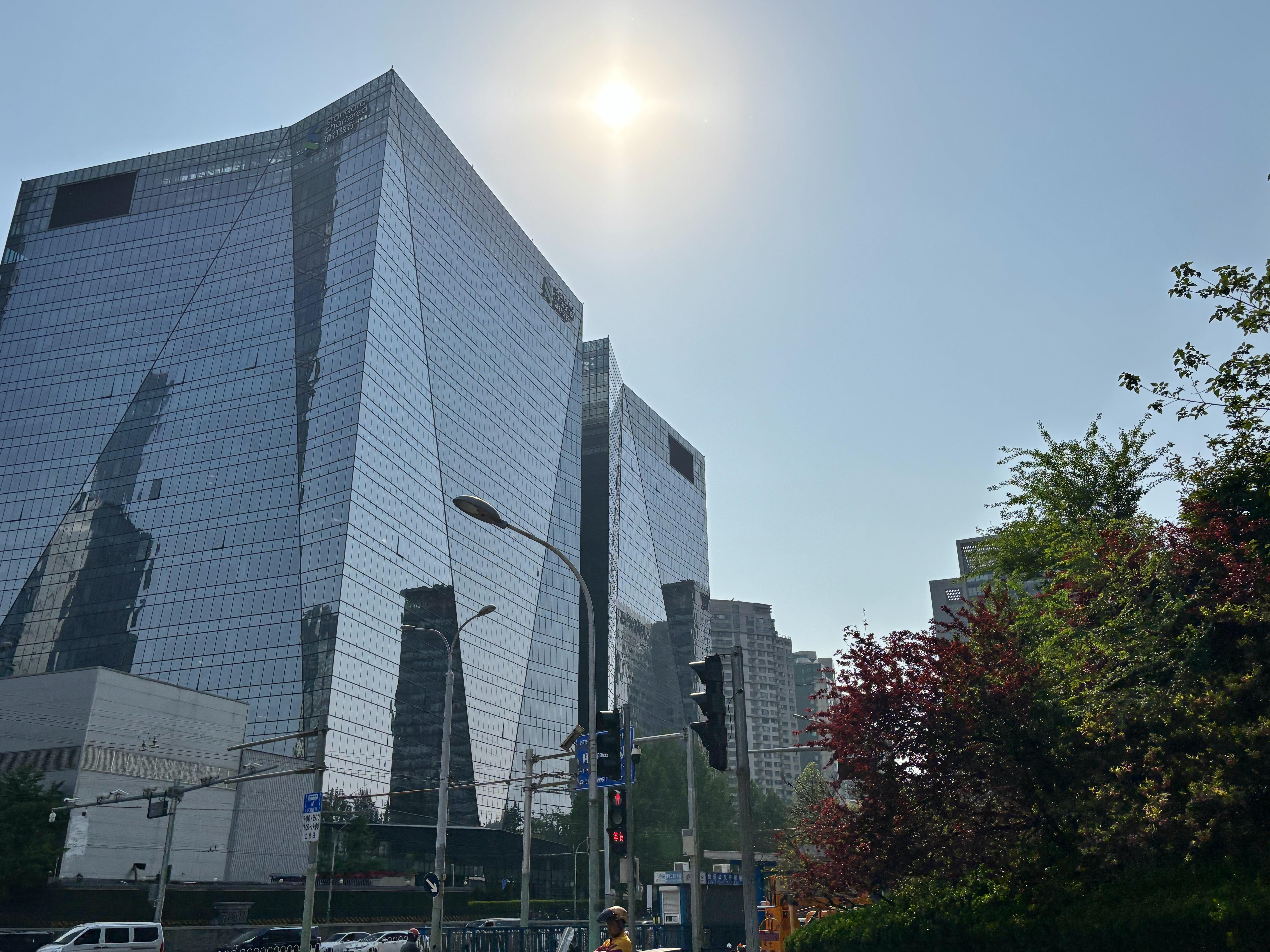 又逢京城柳絮飞四月阳光正明媚车流潮涌人怱怱肃对韶华可成愧 北京·北京千禧大酒店