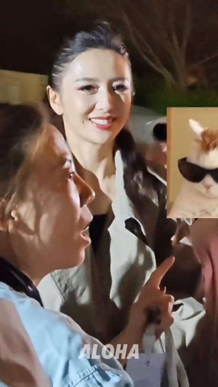 小酒窝好可爱。姐指挥我们大合照，站在后面，没想到姐姐出现在我眼前。