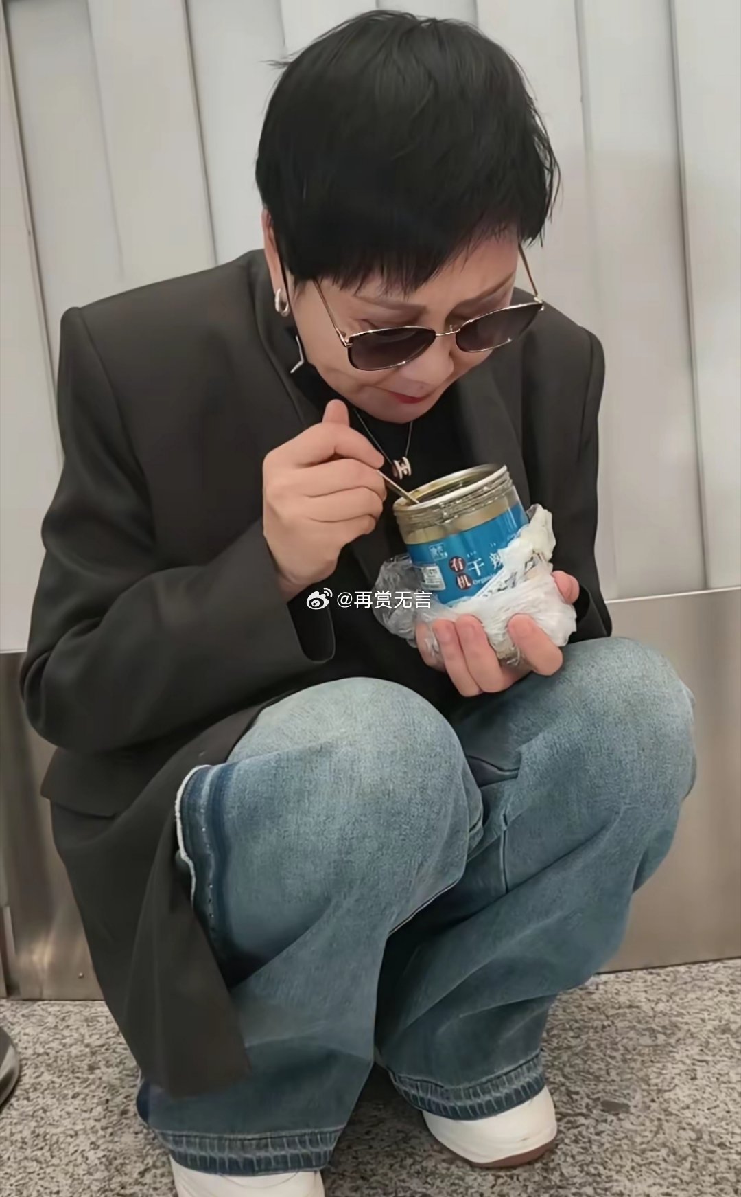 明星居然也这么寒碜的吗？一级演员张凯丽在机场吃罐头，怕这个食物时间久了坏掉了，好