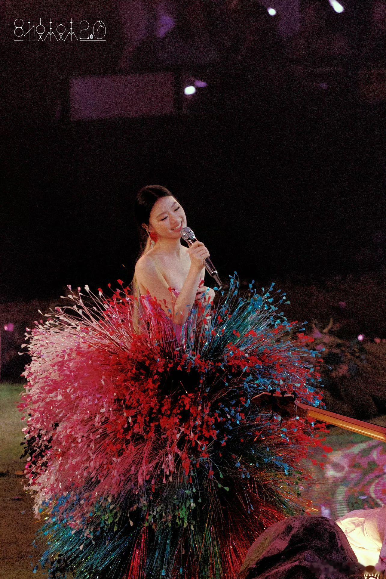 单依纯一套更比一套夯单依纯巡演高定大赏单依纯武汉演唱会，舞台是她的主场，高定是她