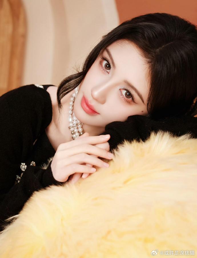 鞠婧祎捧花头像鞠婧祎捧花长裙谁还没被鞠婧祎的捧花长裙惊艳到，暖橙色的裙子衬得她整