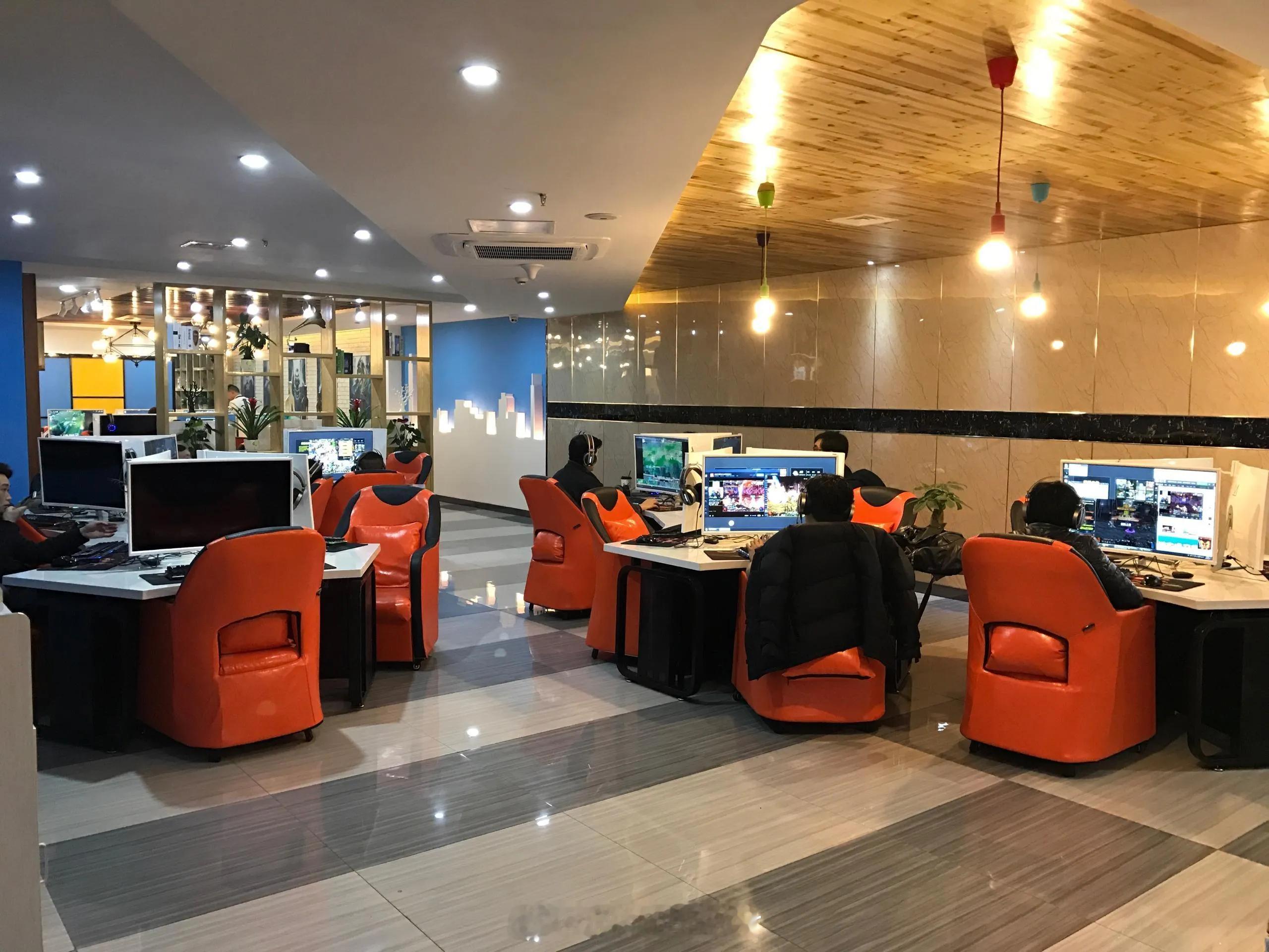 1元一小时的网吧现状别说一块钱了现在两三块的网吧都不好找了几乎都变成了网咖环境是