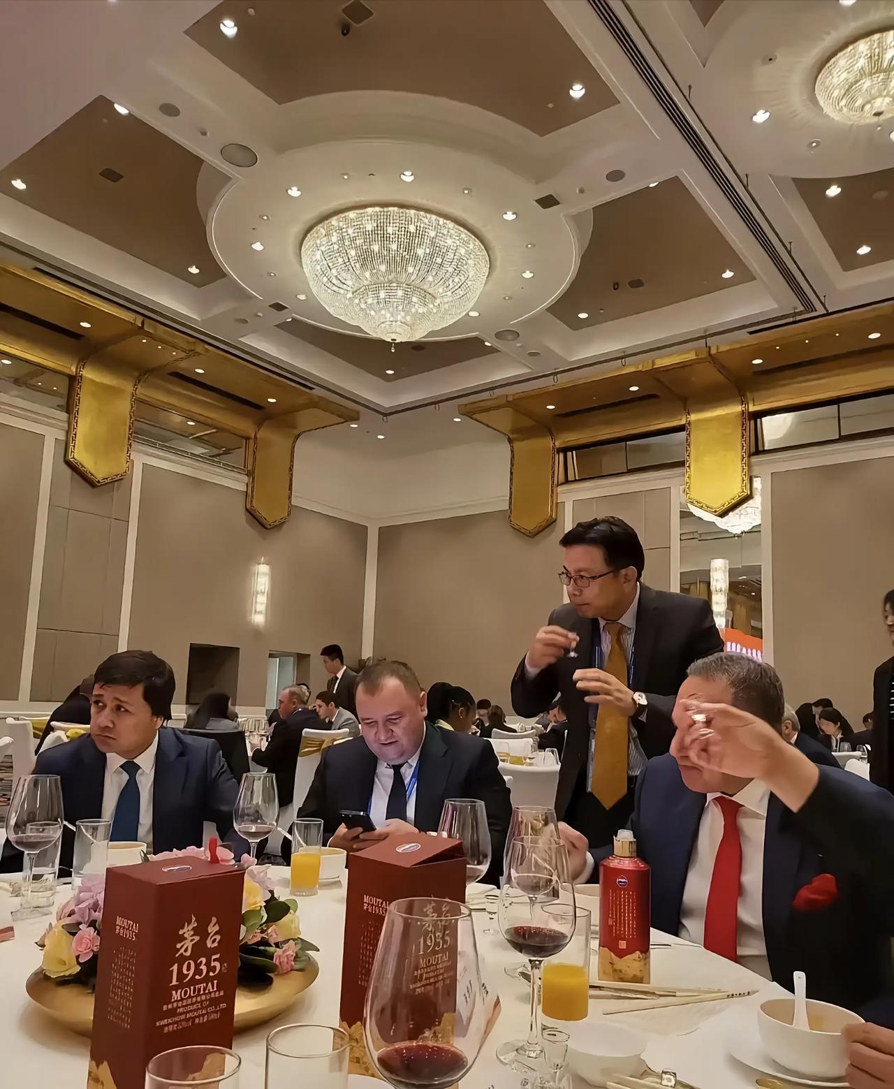 谁能拥有如此独特的吸引力，在短短数月间一次又一次地让如此多的国家齐聚一堂？

五