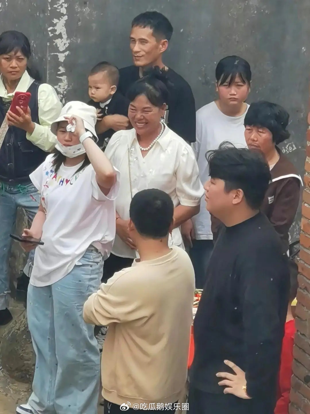 19岁全红婵到外婆家拜年，她的打扮好朴素，身材看起来又丰腴了一点，整个人很壮硕，