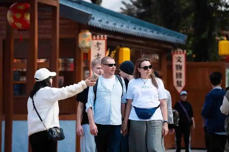 一名华裔女子在视频中表示；西方人之所以总是歧视看不起中国人，是因为中国人对他们太