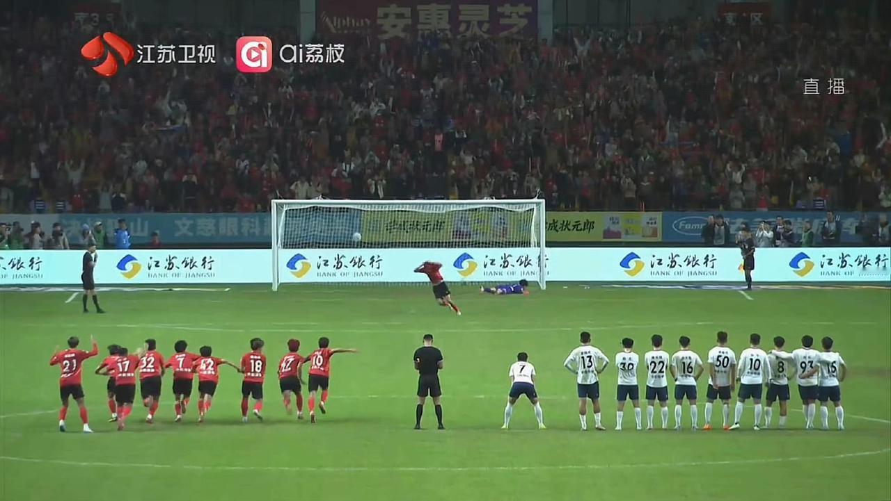 点球大战门神封圣，南通雨夜复仇无锡挺进苏超决赛！

谁能想到，一场0比0的闷战，