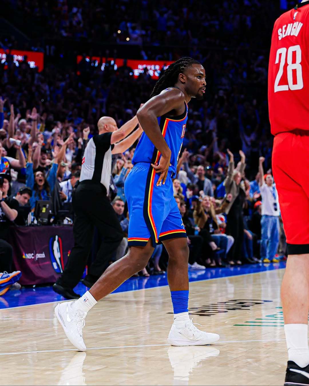 卡森华莱士晒照回顾冠军戒指之夜💍雷霆双加时战胜火箭亚历山大55分 ​​​