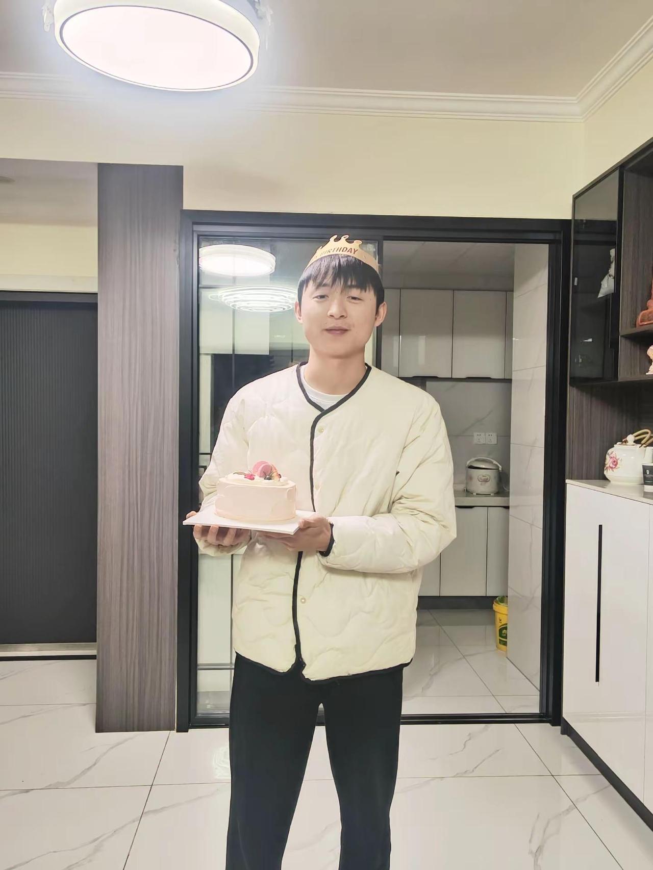 祝你生日快乐！愿你如星辰般闪耀，不畏风雨，不惧挑战，每一步都铺满阳光。绽放属于你