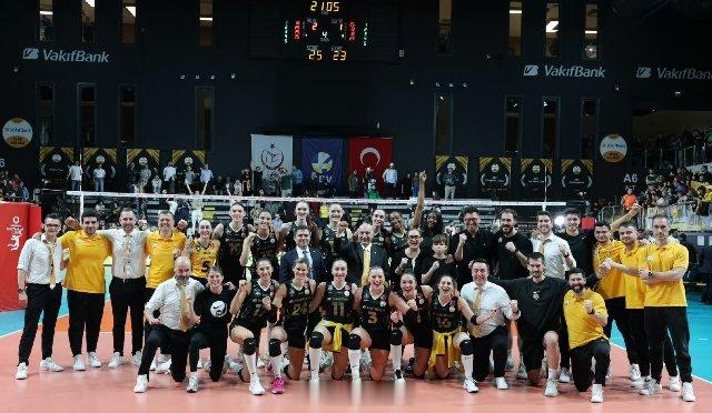 土超决赛第三场，瓦基弗银行3比1费内巴切，三场2比1领先，马尔科娃攻拦俱佳31扣