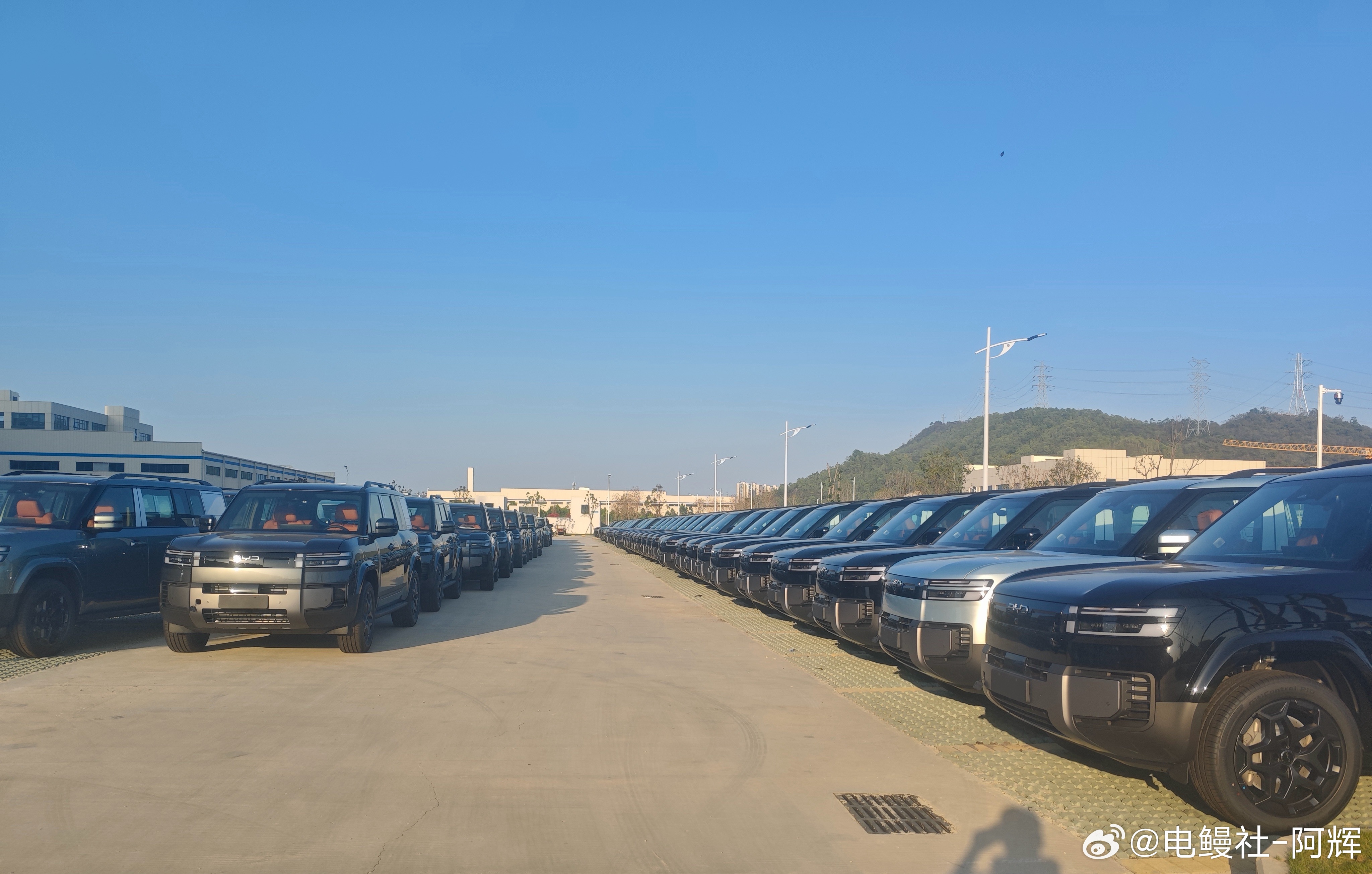 海外朋友看过来，你们的 BYD Ti7已经在小漠港整装待发，马上就能拿到车了再加