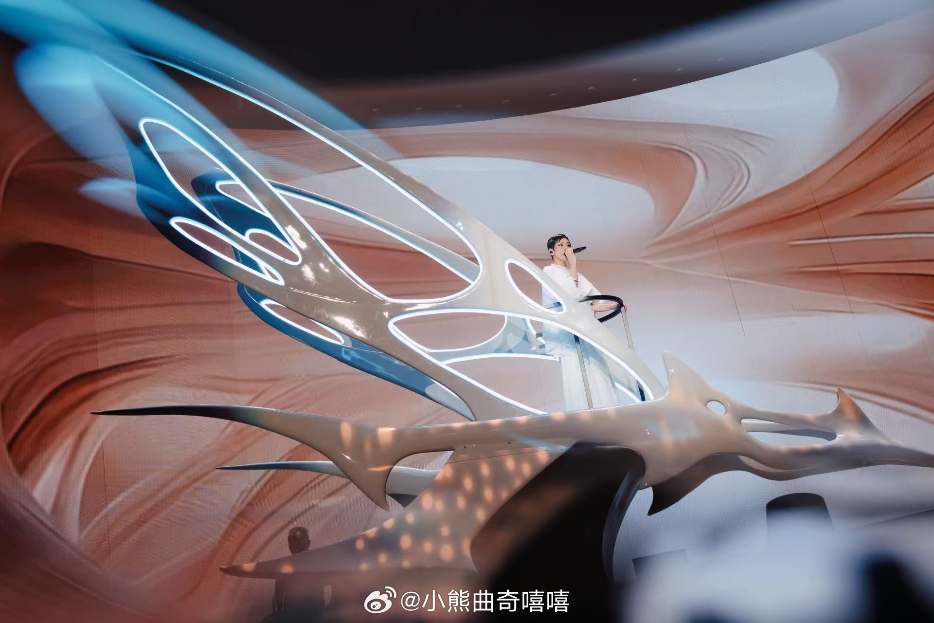 林忆莲铁了心要养梦女不敢想林忆莲演唱会有多少开水壶林忆莲演唱会舞台太梦幻，巨型装