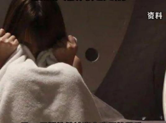 北京，男子跟女生交往，拍摄了热恋时的影像，小情侣分手后，男子经常独自欣赏这些私密
